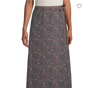 Side tie skirt with floral and petal print